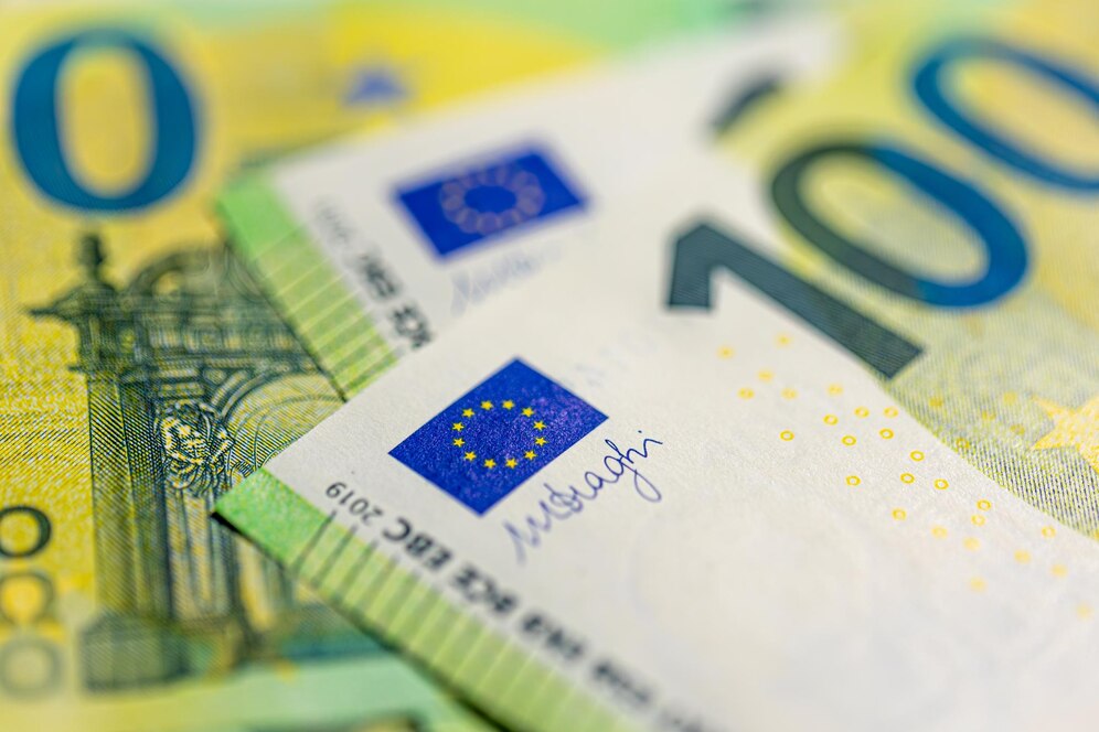 euro-banknote-closeup-finance-concept-money-background_169016-61839.jpg